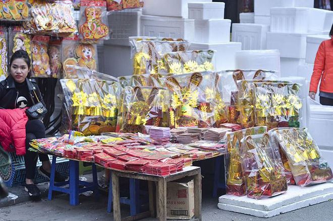 Người dân Hà Nội chen chân mua đồ ông Công ông Táo